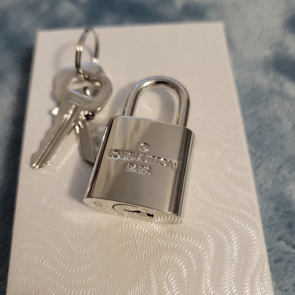 Louis Vuitton Silver Padlock with Keys - Picture 9 of 11